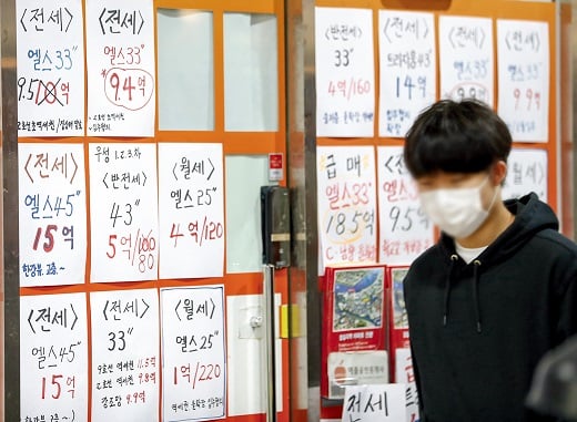 2003년 네이버부동산 서비스를 시작한 네이버는 부동산중개업체들로부터 매물정보를 수집해 제공하는데 2015년 경쟁사인 카카오가 이 ‘확인매물정보’의 이용을 시도하자 네이버는 계약서에 ‘제3자 제공 금지조항’을 추가했다. /사진=머니투데이