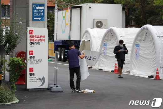 제10호 태풍 '하이선'이 북상 중인 가운데 6일 오후 서울 중구 국립중앙의료원 선별진료소에서 관계자들이 강풍에 대비해 시설물을 정리하고 있다. 2020.9.6/뉴스1 © News1 이성철 기자