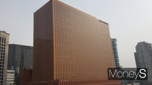 경실련이 서울 소재 1000억원 이상 빌딩의 공시지가 시세반영률이 ‘깜깜이’ 라며 정부를 강도 높게 비판했다. 사진은 ‘거래가 9883억원, 공시가는 4203억’인 서울 중구 ‘서울스퀘어’ 빌딩. /사진=김창성 기자