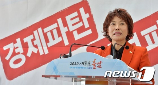 주옥순 엄마부대 대표는 지난 7일 전광훈 사랑제일교회 담임목사 재구속 현장에서 "뭘 잘못했냐"며 눈물을 흘렸다. /사진=뉴스1   