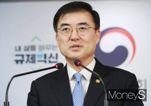 손병두 금융위원회 부위원장은 8일 오전 영상 회의로 열린 금융리스크 대응반 회의에서 “소상공인 2차 금융지원 프로그램의 한도 조정 등을 통해 금융지원이 보다 효과적으로 이뤄질 수 있도록 보완해 나가겠다”고 밝혔다./사진=임한별 기자