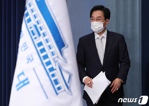 [사진] 브리핑룸 들어서는 강민석 대변인