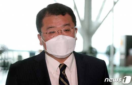 최종건 외교부 제 1차관이 9일 인천공항을 통해 미국 워싱턴으로 향하고 있다. 최 차관은 스티븐 비건 국무부 부장관과 첫 대면 협의를 갖고 한미 간 현안에 대해 논의할 예정이다. 2020.9.9/뉴스1 © News1 김명섭 기자