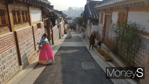 서울 종로구 북촌 한옥마을 일대에 주민들을 위한 각종 편의시설이 들어서고 건축 규제가 다소 완화된다. 사진은 북촌 한옥마을. /사진=김창성 기자