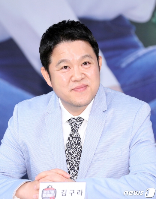 최근 일반인 여자친구와의 동거 사실을 고백한 방송인 김구라(사진)가 애정표현에 대한 어려움을 최수종에게 털어놨다. /사진=뉴스1