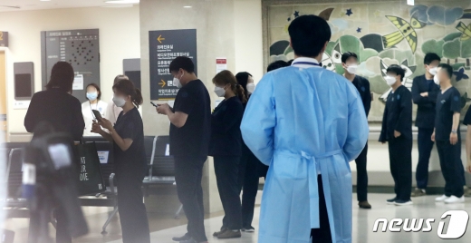 10일 신종 코로나바이러스 감염증(코로나19) 집단감염이 발생한 서울 서대문구 연세대 신촌세브란스 재활병원에서 병원종사자들이 코로나19 검사를 받기위해 대기하고 있다. © News1 박지혜 기자