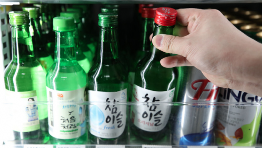 한 편의점에 소주가 진열돼 있다/사진=뉴시스DB