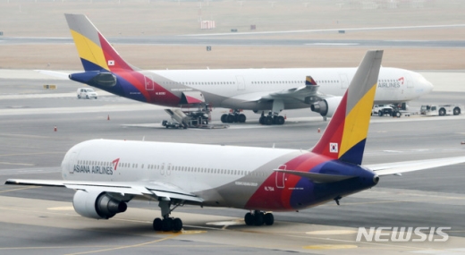 김포공항 국내선청사 전망대에서 바라본 아시아나 항공 여객기가 이착륙하고 있다./사진=뉴시스