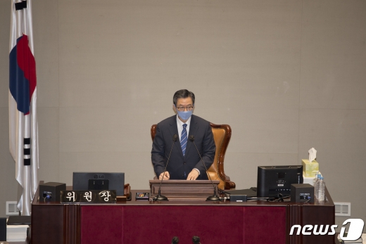 정성호 예산결산특별위원회 위원장이 지난 8월 31일 오전 서울 여의도 국회에서 열린 예결위 전체회의에서 개회를 선언하고 있다. 2020.8.31/뉴스1 © News1 신웅수 기자