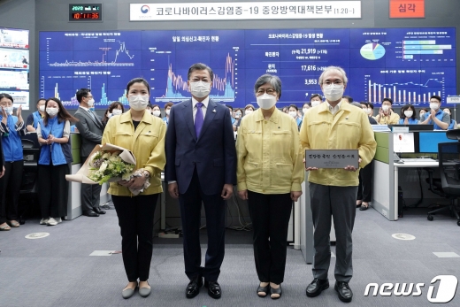 문재인 대통령이 지난 11일 충북 청주 질병관리본부 긴급상황센터에서 정은경 초대 질병관리청장에게 임명장을 수여한 후 기념촬영을 하고 있다. 왼쪽부터 김은진 질병관리본부 긴급상황실장, 문 대통령, 정 청장, 권준욱 국립보건연구원장./뉴스1 © News1 박정호 기자