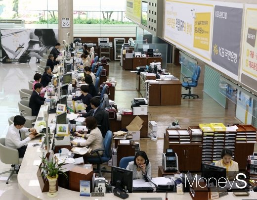 오늘(14일)부터 수도권의 은행 영업점이 정상영업을 한다. 사진은 시중은행 서울 영업점/사진=머니S