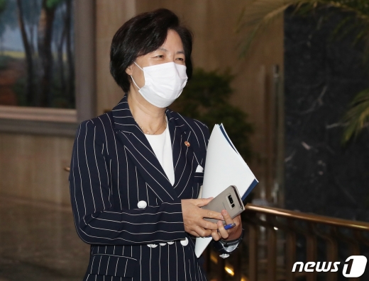 지난 11일 추미애 법무부 장관이 정부서울청사에서 나오고 있다. /사진=뉴스1