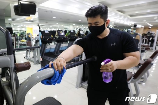 [사진] 사회적 거리두기 2단계로 완화 '다시 문 연 헬스장'