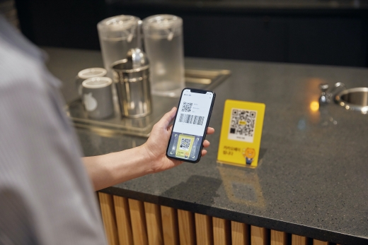 QR(전자무늬)코드를 통해 이용자로부터 돈을 송금받는 카카오페이의 ‘소호결제’./사진=카카오페이