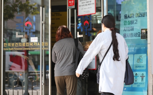제85회 의사국가시험 실기시험이 진행중인 가운데 지난 10일 오전 서울 광진구 한국보건의료인국가시험원(국시원) 본관에서 관계자들이 시험장으로 향하고 있다./사진=뉴스1 임세영 기자