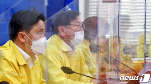 김태년 더불어민주당 원내대표가 15일 서울 여의도 국회에서 열린 원내대책회의에서 모두발언을 하고 있다. 2020.9.15/뉴스1 © News1 박세연 기자