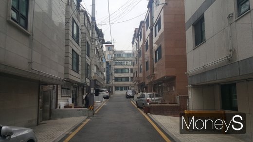 대학생이 생각하는 적정 월세가 최대 40만원이라는 조사 결과가 나왔다. 사진은 서울시내 한 대학가 원룸 골목. /사진=김창성 기자