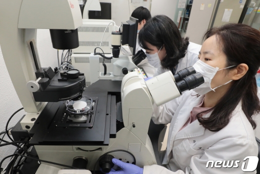 한국거래소가 자연과학 및 공학 연구개발업 업종인 압타머사이언스의 코스닥시장 신규상장을 승인해 오는 16일부터 매매거래가 개시된다. /사진=뉴스1