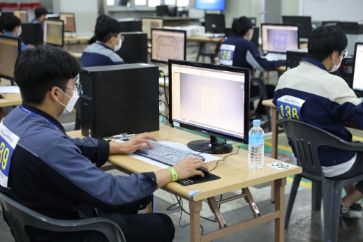 삼성전자 후원한 '제55회 전국기능경기대회' 금형 직종 경기에 참가한 선수들이 경기 과제를 수행하고 있다. / 사진=삼성전자