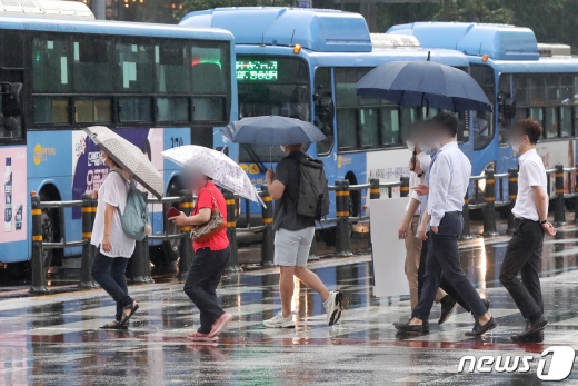 수도권 지역에 소나기가 내린 29일 오전 서울 종로구 광화문 네거리 일대에서 시민들이 발걸음을 재촉하고 있다. 기상청은 이날 밤까지 서울 등 수도권 지역에 강한 소나기가 내리겠다고 예보했다. 2020.8.29/뉴스1 © News1 민경석 기자