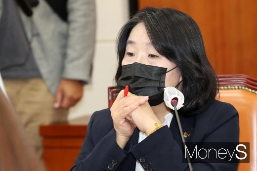 16일 법조계에 따르면 업무상 횡령배임 등의 혐의로 기소된 윤미향 더불어민주당 의원(사진)의 변호인에 백승헌 법무법인 경 변호사가 선임됐다. /사진=임한별 기자   