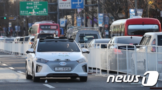 지난 2017년 서울 광화문광장에서 열린 국민체감 혁신성장동력 챌린지 퍼레이드에 등장한 자율주행차. 이달말부터 업무용 자율주행차 보험상품이 판매될 예정이다./사진=뉴스1DB