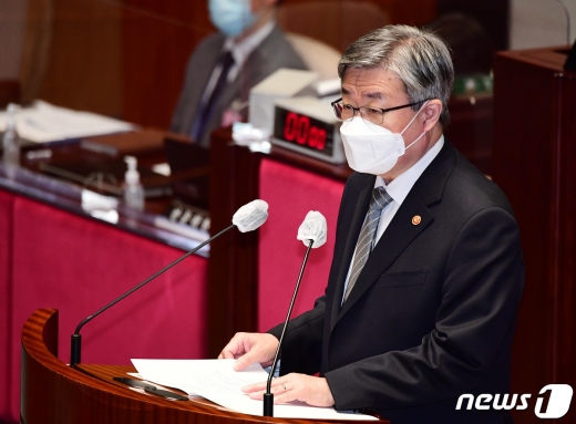 이재갑 고용노동부 장관이 18일 서울 영등포구 국회에서 열린 예산결산특별위원회 전체회의에서 제안설명을 하고 있다. /사진=뉴스1
