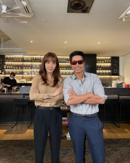 작사가 김이나(왼쪽)와 이근 대위의 대화가 화제다. /사진=김이나 인스타그램