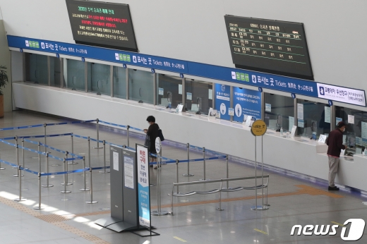 추석 연휴 열차표 예약이 시작된 8일 오전 서울 중구 서울역 표사는 곳이 한산한 모습을 보이고 있다.2020.9.8/뉴스1 © News1 송원영 기자