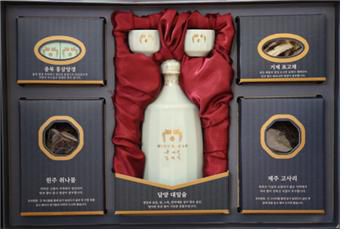 문재인 대통령과 김정숙 여사가 추석 명절을 맞아 1만5000여명에게 우리 농산물로 구성된 추석 선물을 보낸다. /사진=청와대 제공
