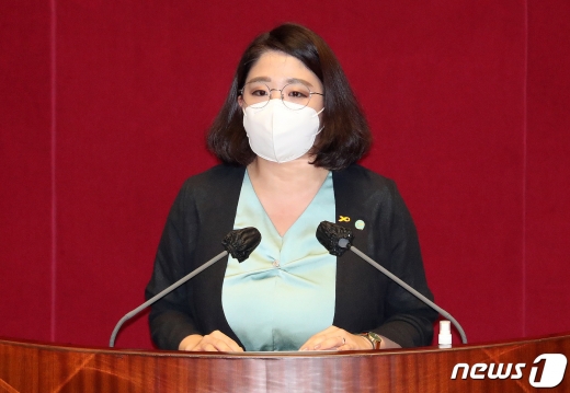 용혜인 기본소득당 의원이 22일 오후 서울 여의도 국회에서 열린 본회의에서 2020년도 제4회 추가경정예산안에 대해 반대 토론을 하고 있다. /사진=뉴스1