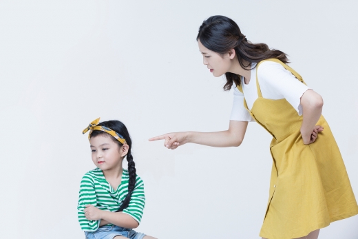 추석이 괴로운 사람들이 있다. 명절 잔소리와 고부갈등, 낯선 친척들과 만남 등이 이유다. 매년 마주하지만, 매번 쉽지 않은 상황들. 어떻게 대처해야 스트레스를 줄일 수 있을까. 친척들은 왜 만날 때마다 취업과 결혼, 자녀 계획 여부를 물어볼까. 하지현 건국대병원 정신건강의학과 하지현 교수의 조언으로 '명절 잔소리 대처법'을 알아봤다./사진=이미지투데이