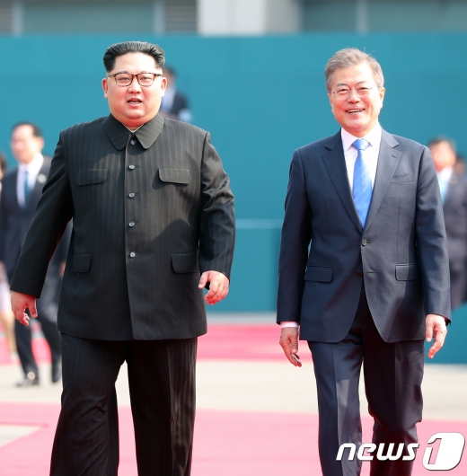 문재인 대통령과 김정은 국무위원장이 정상회담장으로 이동하며 대화를 나누고 있다. 2018.4.27/뉴스1 © News1 한국공동사진기자단