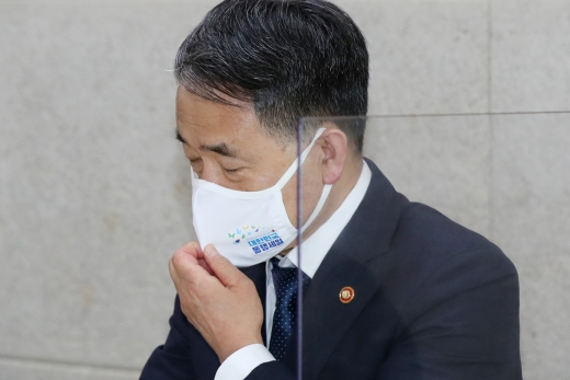박능후 보건복지부 장관이 24일 오후 서울 관악구 은천동 주민센터에서 열린 '코로나19 긴급 생계지원 관련 현장 방문 간담회'에 참석해 마스크를 고쳐쓰고 있다. /사진=뉴스1 민경석 기자
