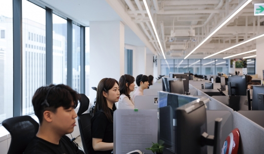 토스의 고객 상담 직군인 히어로즈팀 직원들이 고객을 응대하고 있다./사진=토스