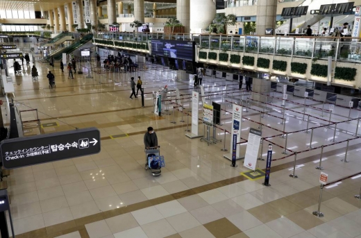 한국과 일본이 코로나19 대응으로 입국규제를 강화한 올해 3월 김포국제공항 일본 항공사 카운터가 한산한 모습을 보이고 있다. /사진=머니투데이 이기범 기자