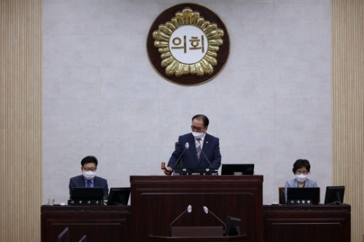 25일 안성시의회 본회의장에서 신원주 의장이 4차 추경예산안을 의결하고 있다. / 사진제공=안성시의회