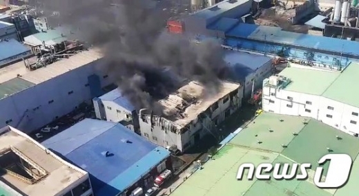 26일 오전 인천시 서구 가좌동의 한 자동차 부품 제조공장에서 불이 났다. /사진=뉴스1(인천소방본부제공)