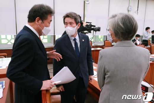 이낙연 더불어민주당 대표와 이인영 통일부 장관, 강경화 외교부 장관이 지난 25일 오후 서울 여의도 국회에서 열린 외교통일위원회 전체회의를 앞두고 대화를 나누고 있다. /사진=뉴스1 박세연 기자