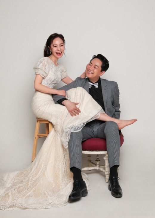홍가람 여윤정 커플은 26일 오후 6시 서울 여의도 KT컨벤션웨딩홀에서 결혼식을 올린다. 두 사람은 앞서 지난 5월2일 결혼할 예정이었지만 신종 코로나바이러스 감염증(코로나19) 집단감염 사태로 식을 연기했다. /사진제공=해피메리드컴퍼니