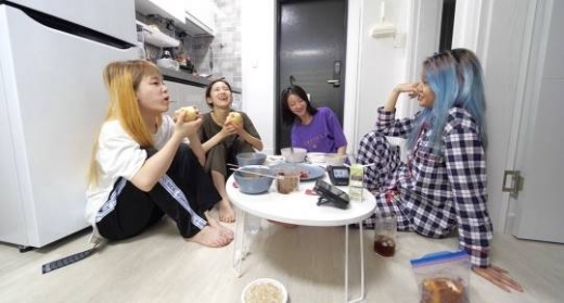 지난 26일 방송된 MBC 예능프로그램 ‘전지적 참견 시점’(이하 전참시)에서 오마이걸의 멤버들의 자취생활 모습이 담겼다./사진=MBC