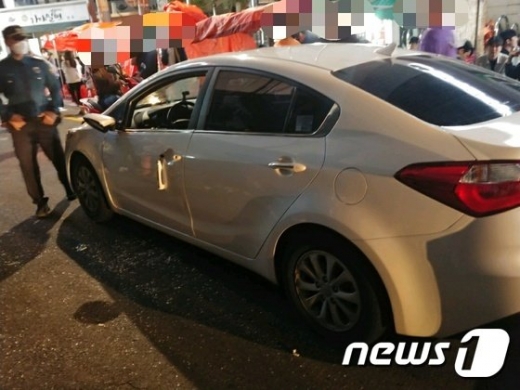 지난 27일 오전 4시26분쯤 부산 서면 한국전력공사 앞에서 20대 A씨가 몰던 K3차량이 포장마차에 앉아 있던 시민들을 재차 들이받았다. /사진=뉴스1(부산경찰청 제공)  