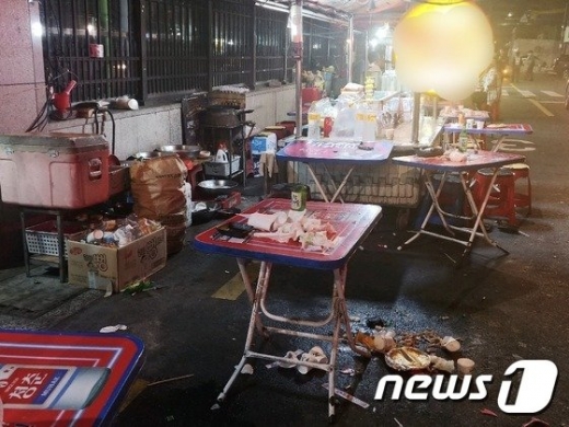 음주상태로 차를 몰던 20대가 보행자 2명을 들이받고 포장마차에 앉아 있던 사람들을 연이어 쳤다. /사진=뉴스1(부산경찰청 제공)  