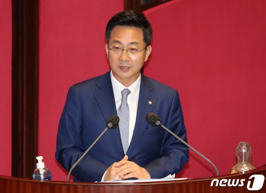 박성준 더불어민주당 의원이 22일 오후 서울 여의도 국회에서 열린 제380회 국회(임시회) 제4차 본회의에서 정세균 총리에게 정치·외교·통일·안보 분야에 관한 대정부 질문을 하고 있다. 2020.7.22/뉴스1 © News1 박세연 기자