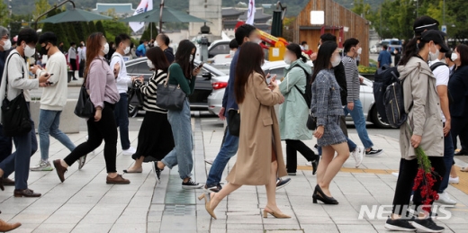 서울 세종대로사거리에 시민들이 출근을 하고 있다./사진=뉴시스