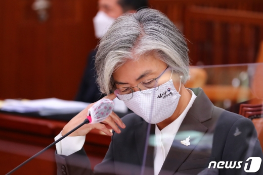 강경화 외교부 장관이 28일 오전 서울 여의도 국회에서 열린 외교통일위원회 전체회의에서 생각에 잠겨 있다. 2020.9.28/뉴스1 © News1 박세연 기자