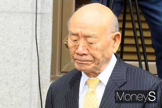 5일 법조계에 따르면 광주지법 형사8단독 김정훈 부장판사는 이날 오후 2시 5·18 헬기사격을 증언한 고 조비오 신부의 명예를 훼손한 혐의를 받는 전두환씨(89)(사진)에 대한 결심 공판을 진행한다. /사진=임한별 기자