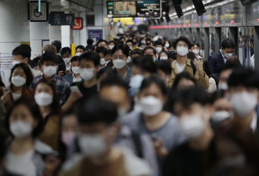 추석 연휴가 끝난 5일 서울 강남구 신논현역 인근에서 시민들이 마스크를 쓰고 출근하고 있다. 다음달 13일부터 마스크를 버스, 지하철 등 대중교통과 병원, 요양원, 집회시위장 등에서 쓰지 않으면 과태료 10만원이 부과된다./사진=박미소 뉴시스 기자