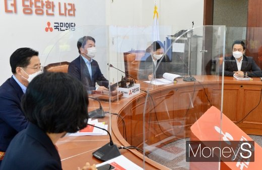 [머니S포토] 국민의당 최고위 주재하는 '안철수'
