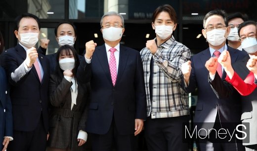 [머니S포토] 국민의힘, 新 당사에서...